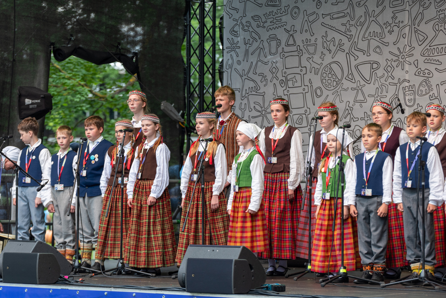XIII Latvijas Skolu jaunatnes dziesmu un deju svētki: Folkloras kopu programma „Dindaru, dandaru – re, kā varu” un Deju lielkoncerta "Es atvēru Laimas dārzu" mēģinājums