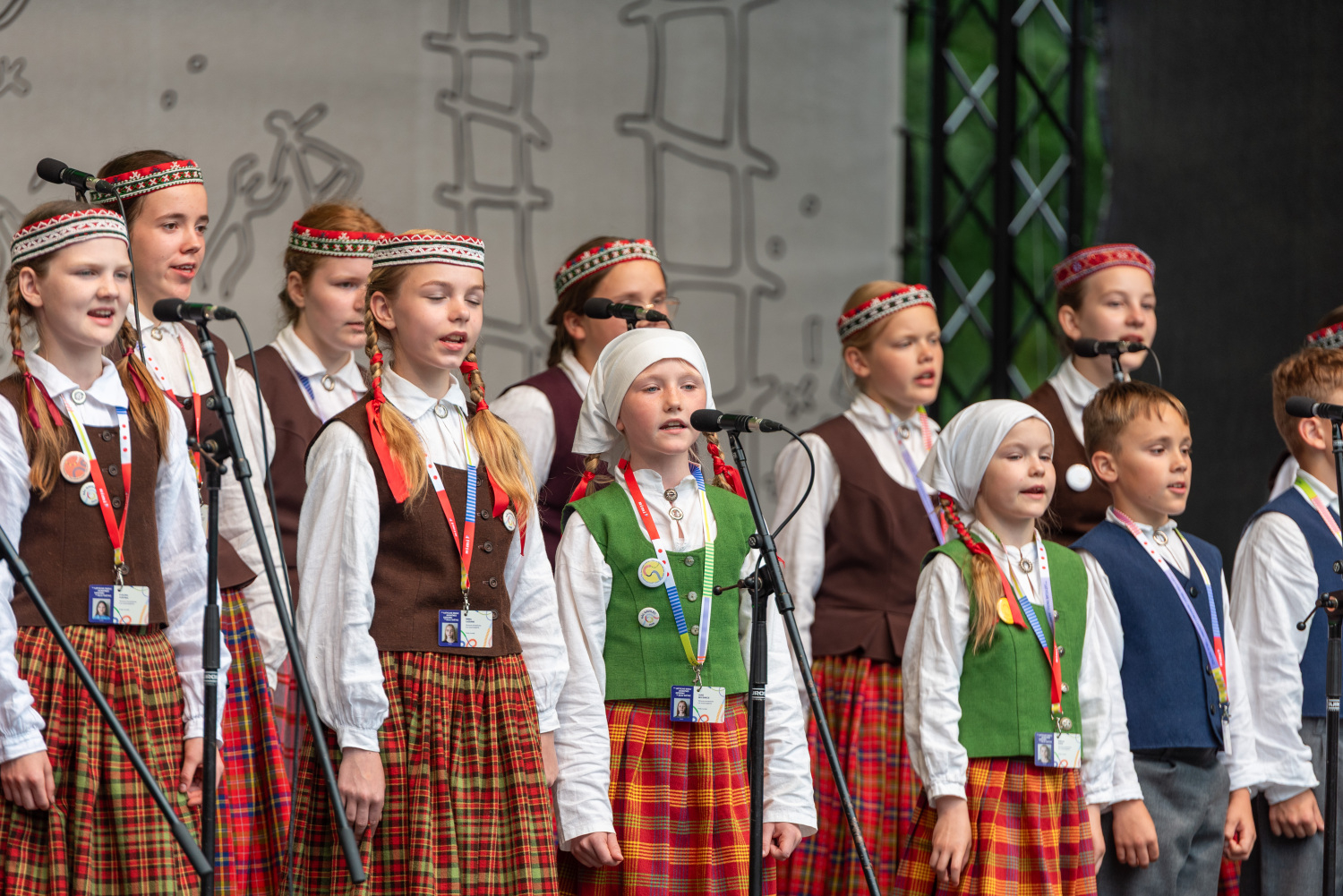 XIII Latvijas Skolu jaunatnes dziesmu un deju svētki: Folkloras kopu programma „Dindaru, dandaru – re, kā varu” un Deju lielkoncerta "Es atvēru Laimas dārzu" mēģinājums