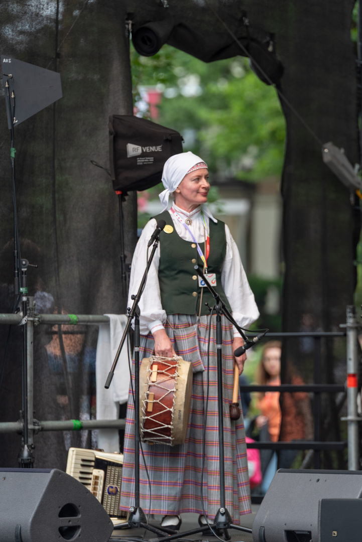 XIII Latvijas Skolu jaunatnes dziesmu un deju svētki: Folkloras kopu programma „Dindaru, dandaru – re, kā varu” un Deju lielkoncerta "Es atvēru Laimas dārzu" mēģinājums