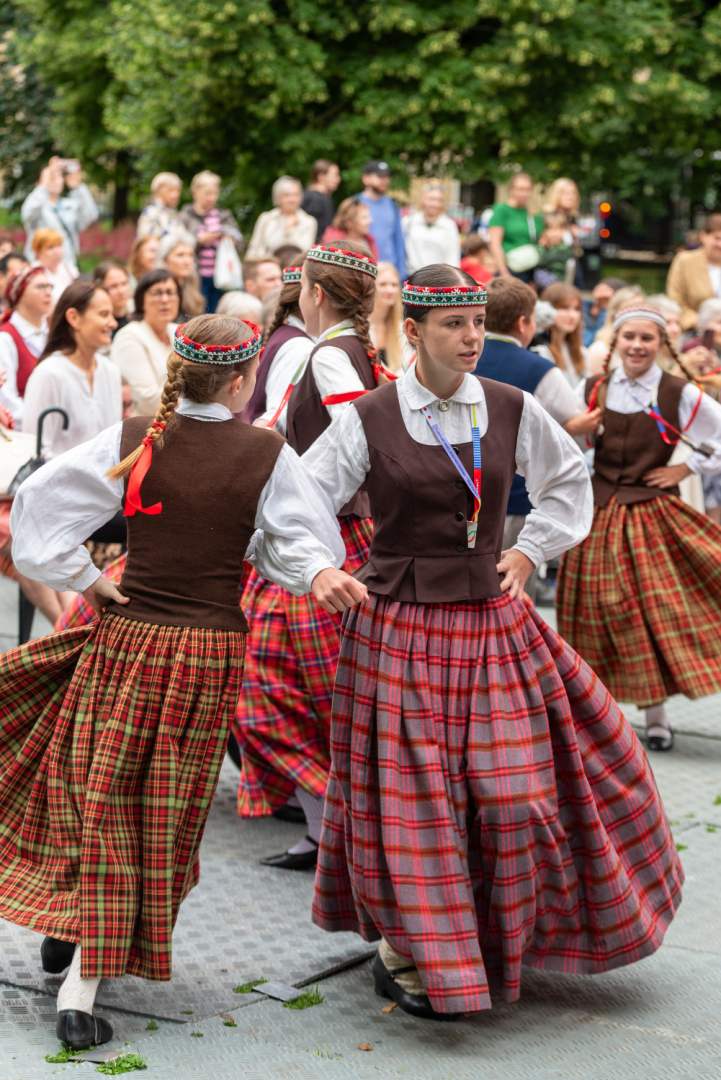 XIII Latvijas Skolu jaunatnes dziesmu un deju svētki: Folkloras kopu programma „Dindaru, dandaru – re, kā varu” un Deju lielkoncerta "Es atvēru Laimas dārzu" mēģinājums