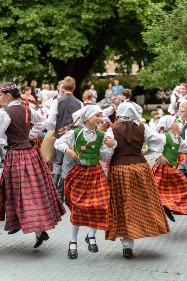 XIII Latvijas Skolu jaunatnes dziesmu un deju svētki: Folkloras kopu programma „Dindaru, dandaru – re, kā varu” un Deju lielkoncerta "Es atvēru Laimas dārzu" mēģinājums