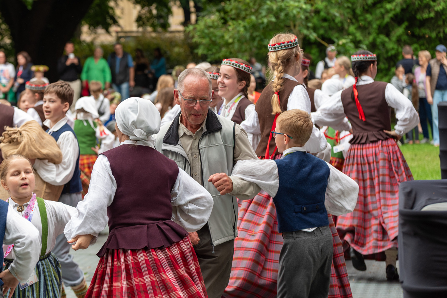 XIII Latvijas Skolu jaunatnes dziesmu un deju svētki: Folkloras kopu programma „Dindaru, dandaru – re, kā varu” un Deju lielkoncerta "Es atvēru Laimas dārzu" mēģinājums