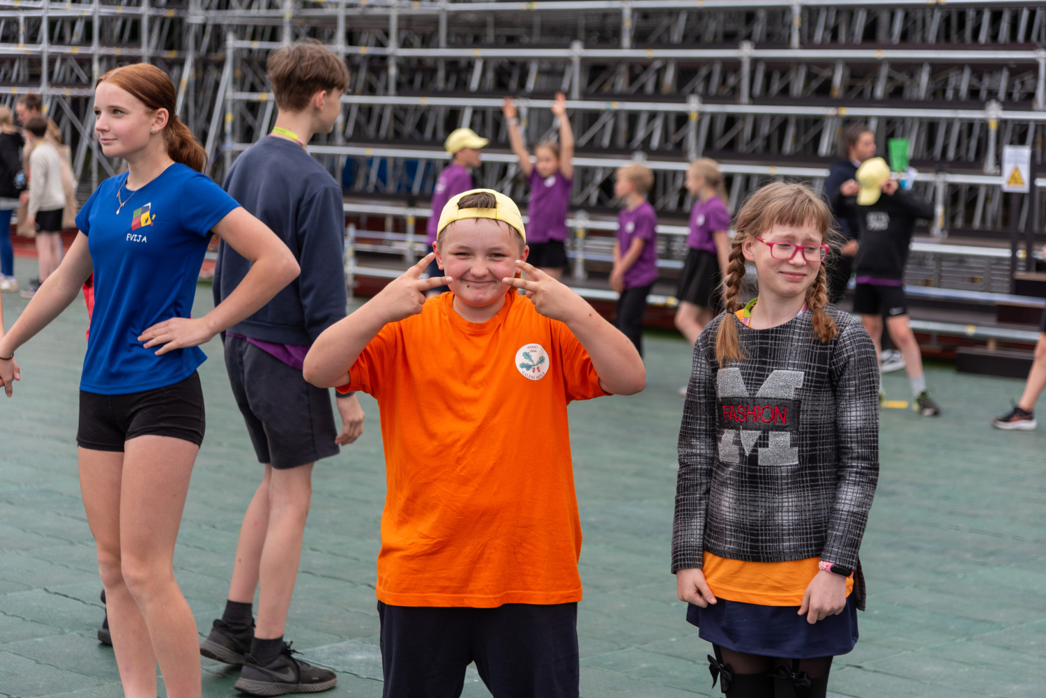 XIII Latvijas Skolu jaunatnes dziesmu un deju svētki: Folkloras kopu programma „Dindaru, dandaru – re, kā varu” un Deju lielkoncerta "Es atvēru Laimas dārzu" mēģinājums