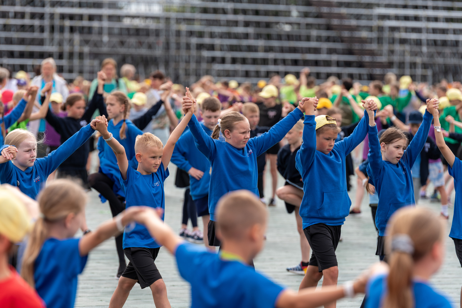 XIII Latvijas Skolu jaunatnes dziesmu un deju svētki: Folkloras kopu programma „Dindaru, dandaru – re, kā varu” un Deju lielkoncerta "Es atvēru Laimas dārzu" mēģinājums