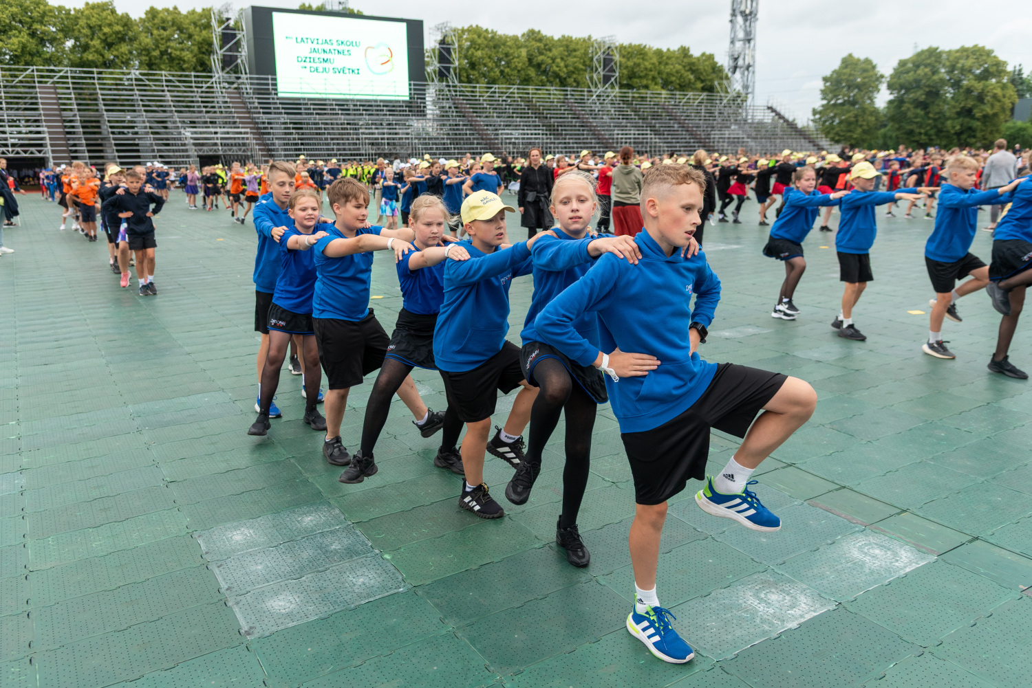 XIII Latvijas Skolu jaunatnes dziesmu un deju svētki: Folkloras kopu programma „Dindaru, dandaru – re, kā varu” un Deju lielkoncerta "Es atvēru Laimas dārzu" mēģinājums