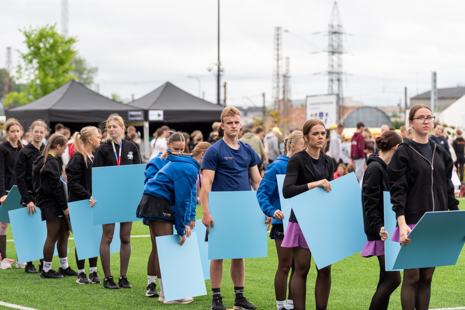 XIII Latvijas Skolu jaunatnes dziesmu un deju svētki: Folkloras kopu programma „Dindaru, dandaru – re, kā varu” un Deju lielkoncerta "Es atvēru Laimas dārzu" mēģinājums