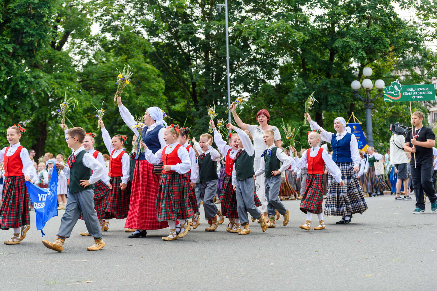 XIII Latvijas Skolu jaunatnes dziesmu un deju svētki: Svētku gājiens 