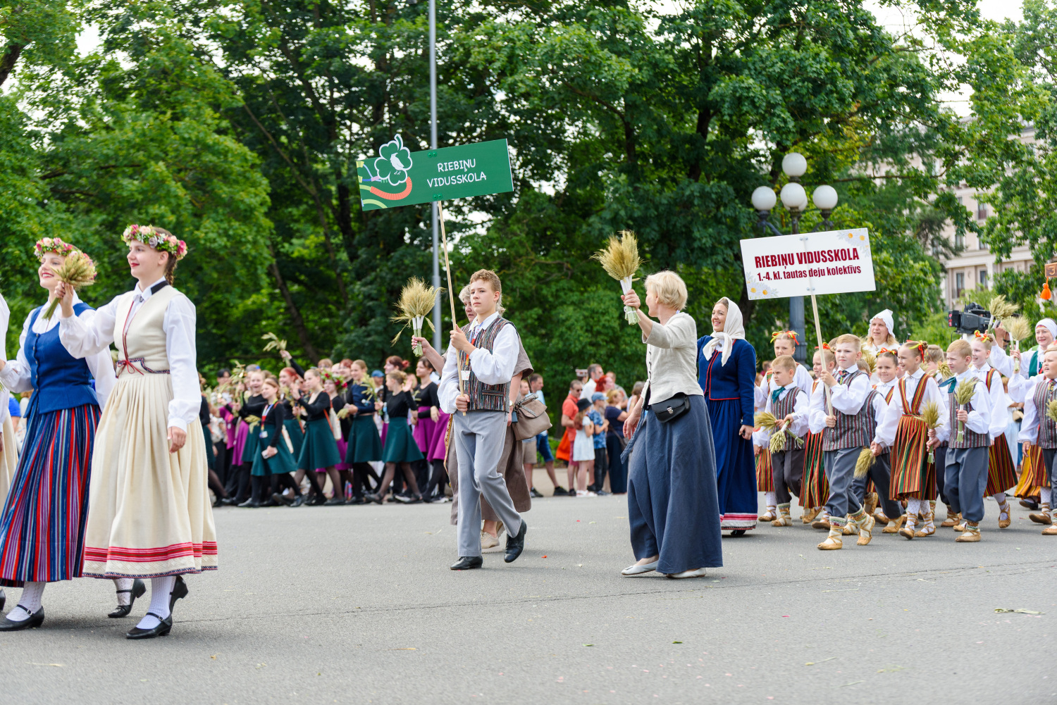 XIII Latvijas Skolu jaunatnes dziesmu un deju svētki: Svētku gājiens 