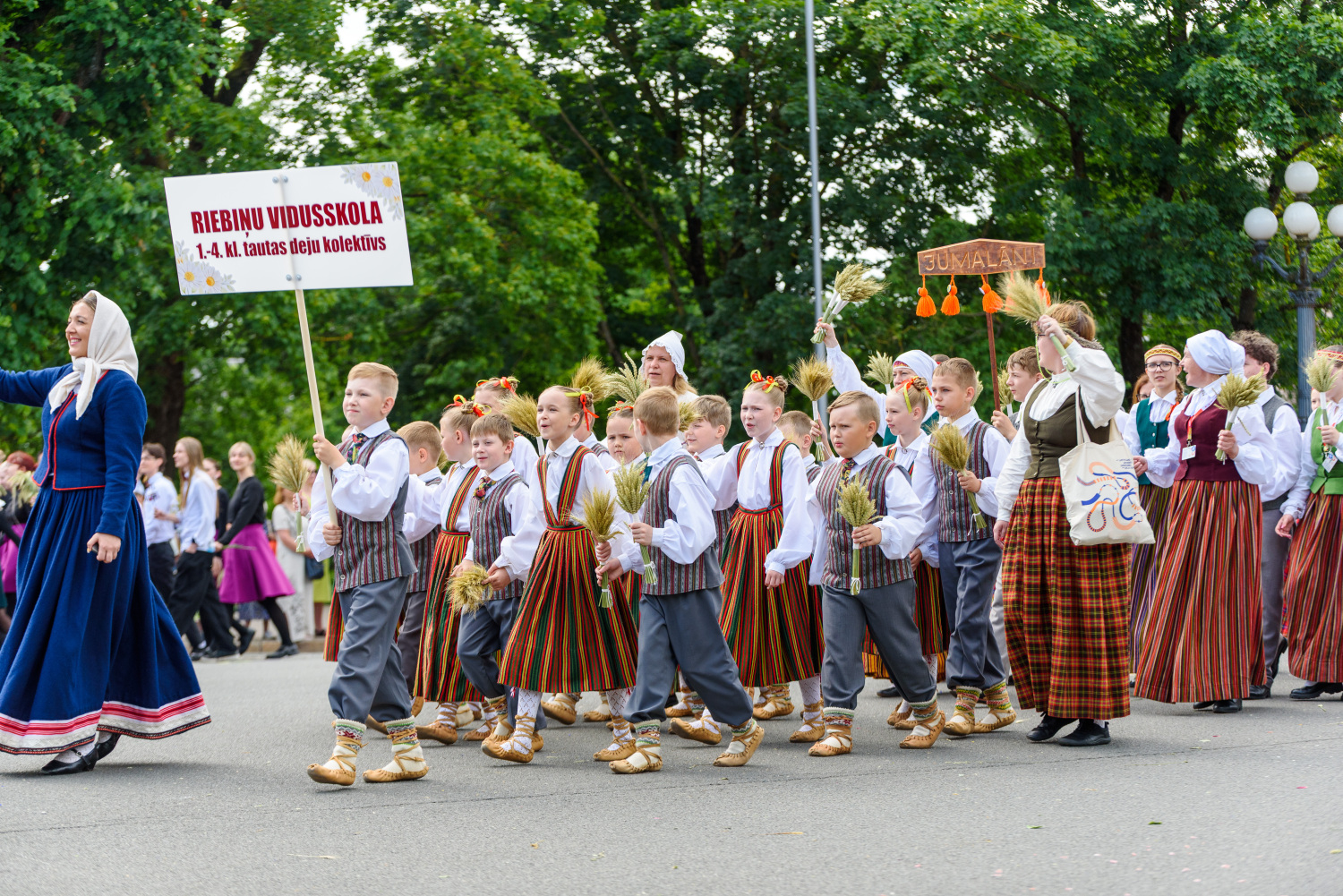 XIII Latvijas Skolu jaunatnes dziesmu un deju svētki: Svētku gājiens 