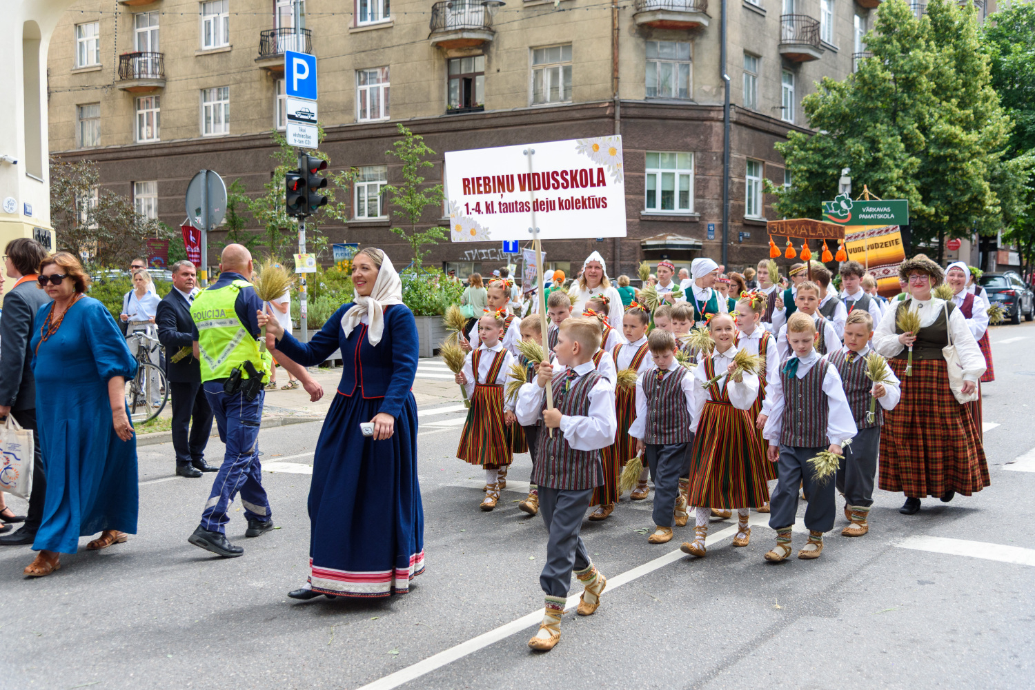 XIII Latvijas Skolu jaunatnes dziesmu un deju svētki: Svētku gājiens 