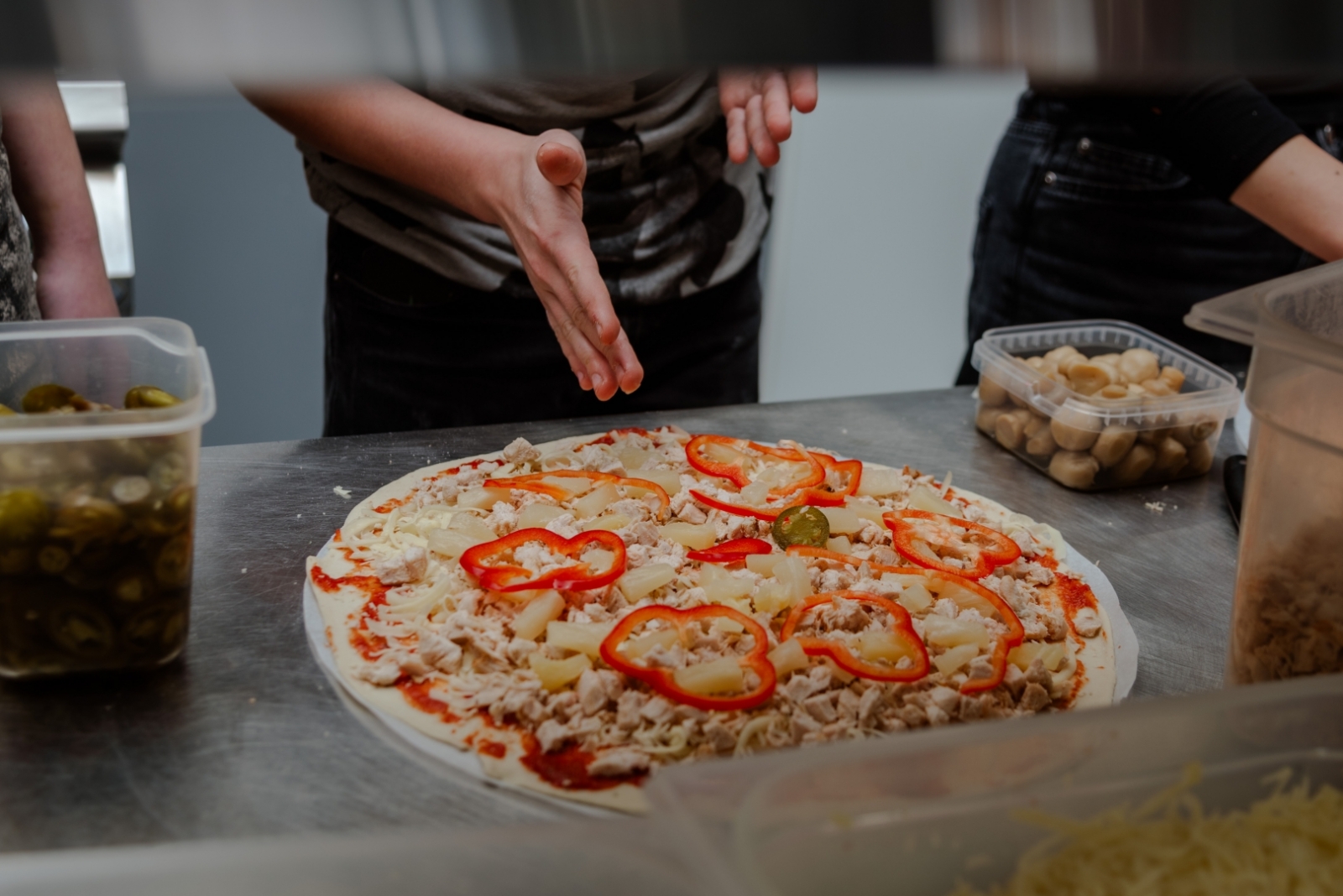 Jauniešu domes pārstāvji projekta “Jauniešu domes LĪDZDALĪBAS STARTUP” ietvaros mācās gatavot picas