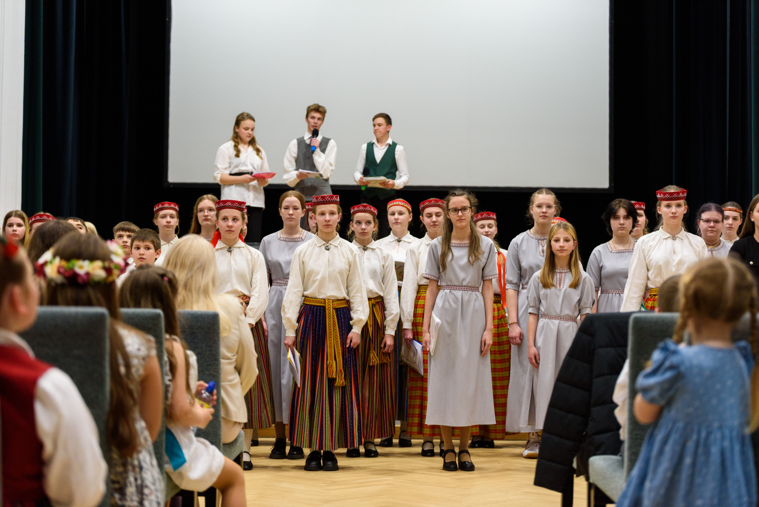 XIII Latvijas Skolu jaunatnes dziesmu un deju svētku ieskaņas koncerts “Dziesmā un dejā savīties”