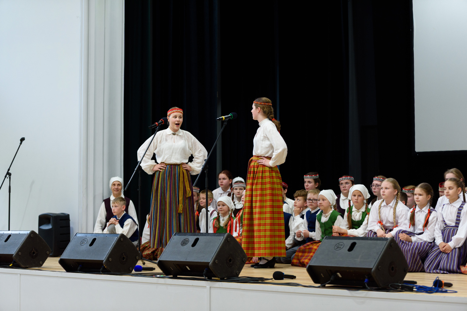 XIII Latvijas Skolu jaunatnes dziesmu un deju svētku ieskaņas koncerts “Dziesmā un dejā savīties”