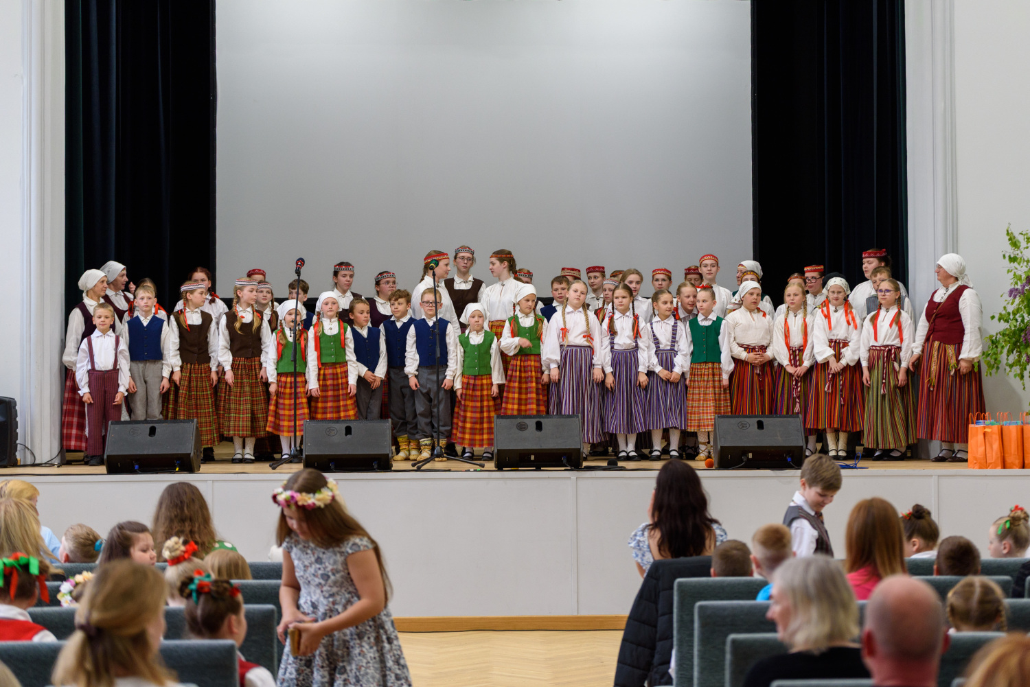 XIII Latvijas Skolu jaunatnes dziesmu un deju svētku ieskaņas koncerts “Dziesmā un dejā savīties”
