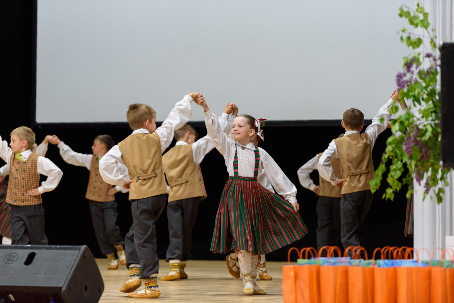 XIII Latvijas Skolu jaunatnes dziesmu un deju svētku ieskaņas koncerts “Dziesmā un dejā savīties”