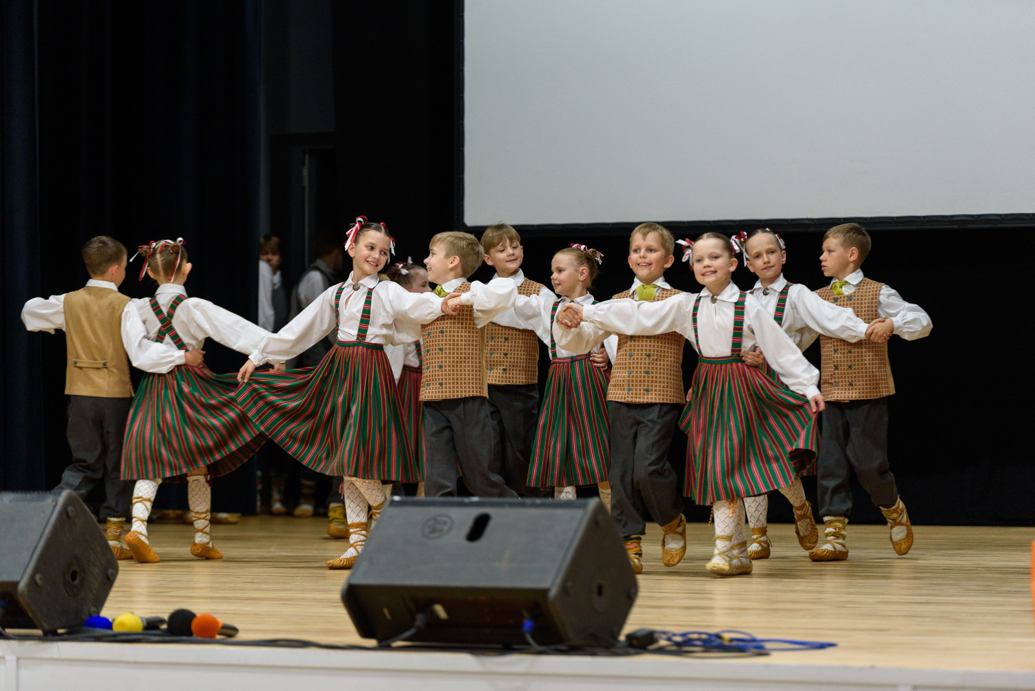 XIII Latvijas Skolu jaunatnes dziesmu un deju svētku ieskaņas koncerts “Dziesmā un dejā savīties”