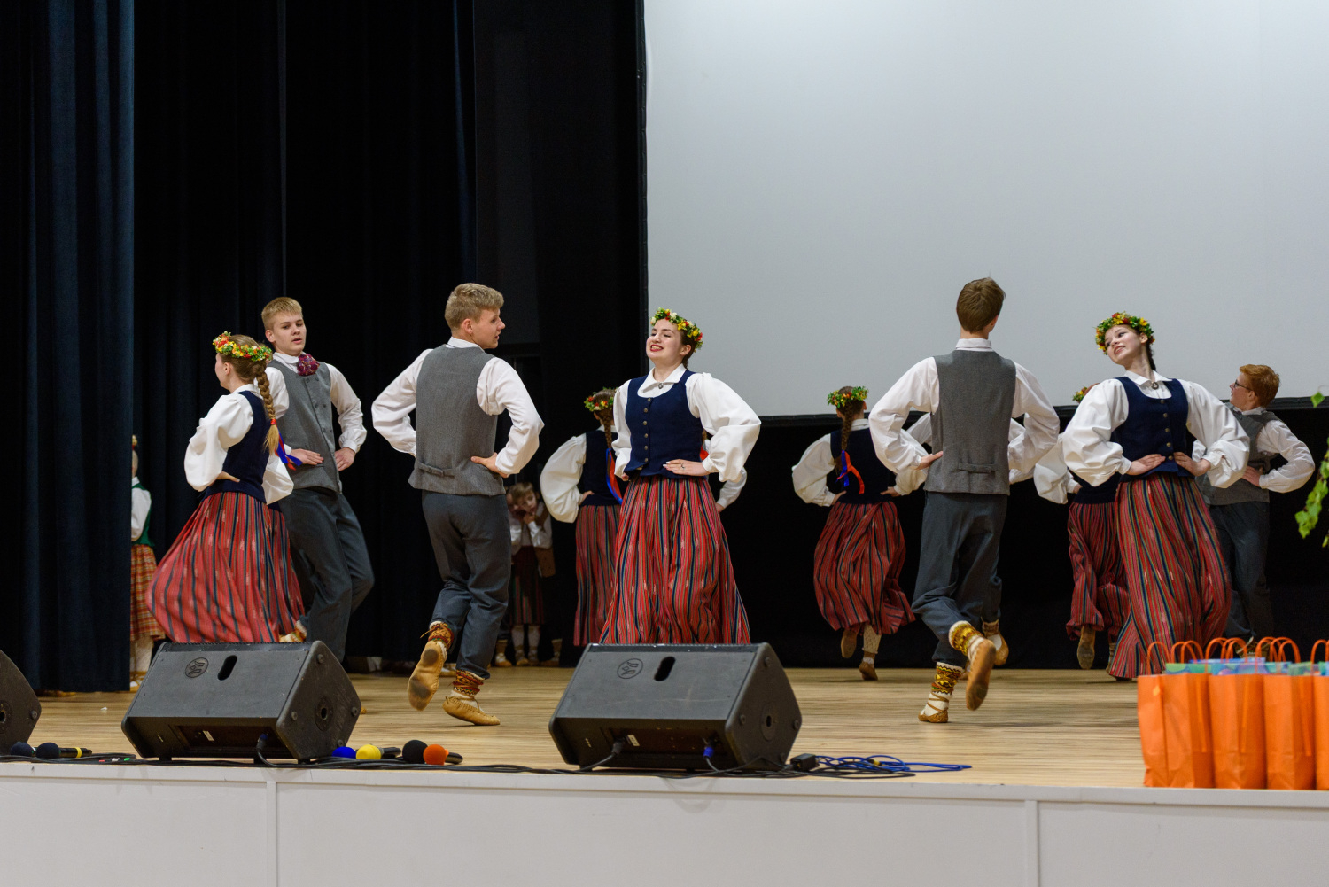 XIII Latvijas Skolu jaunatnes dziesmu un deju svētku ieskaņas koncerts “Dziesmā un dejā savīties”