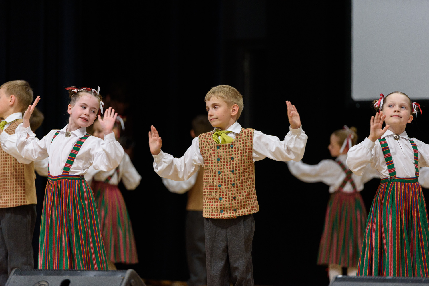 XIII Latvijas Skolu jaunatnes dziesmu un deju svētku ieskaņas koncerts “Dziesmā un dejā savīties”