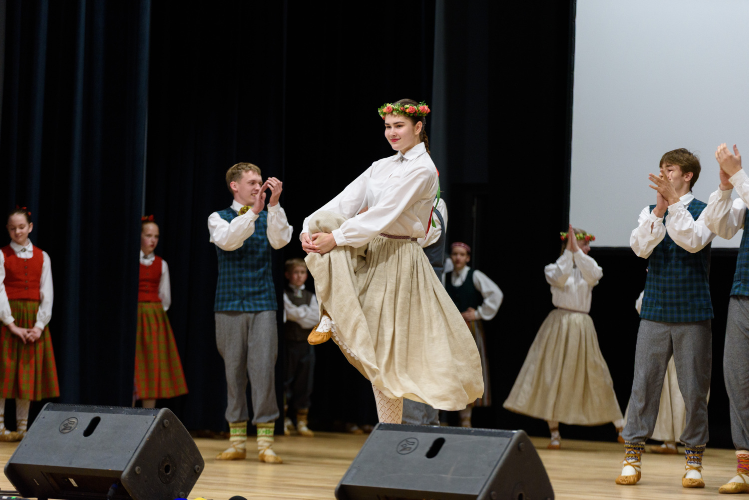 XIII Latvijas Skolu jaunatnes dziesmu un deju svētku ieskaņas koncerts “Dziesmā un dejā savīties”