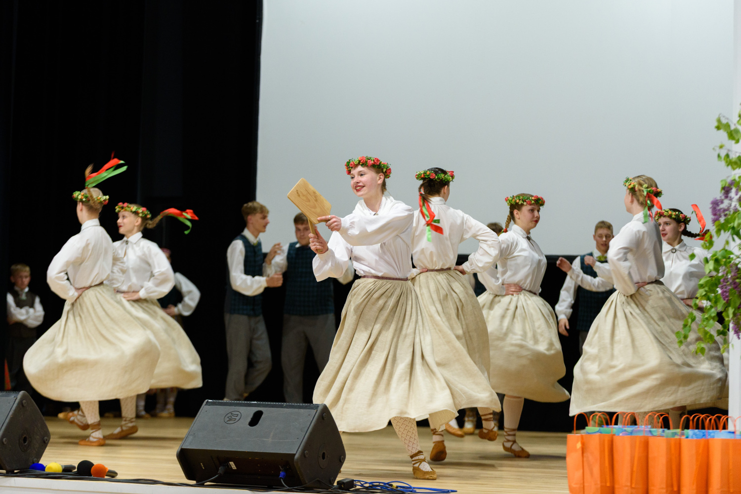 XIII Latvijas Skolu jaunatnes dziesmu un deju svētku ieskaņas koncerts “Dziesmā un dejā savīties”