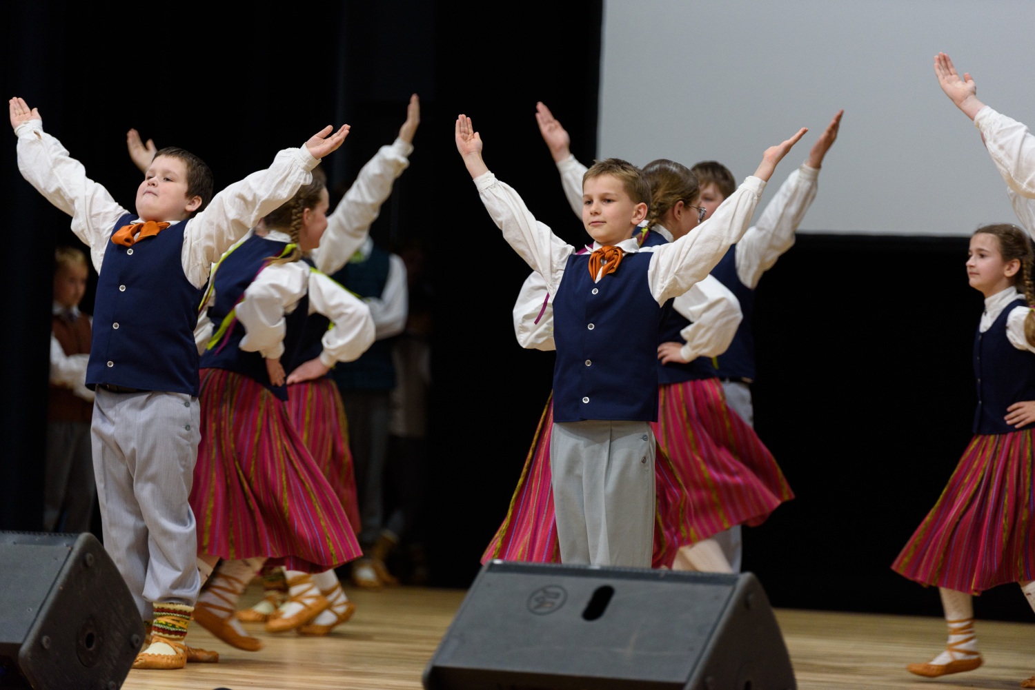 XIII Latvijas Skolu jaunatnes dziesmu un deju svētku ieskaņas koncerts “Dziesmā un dejā savīties”