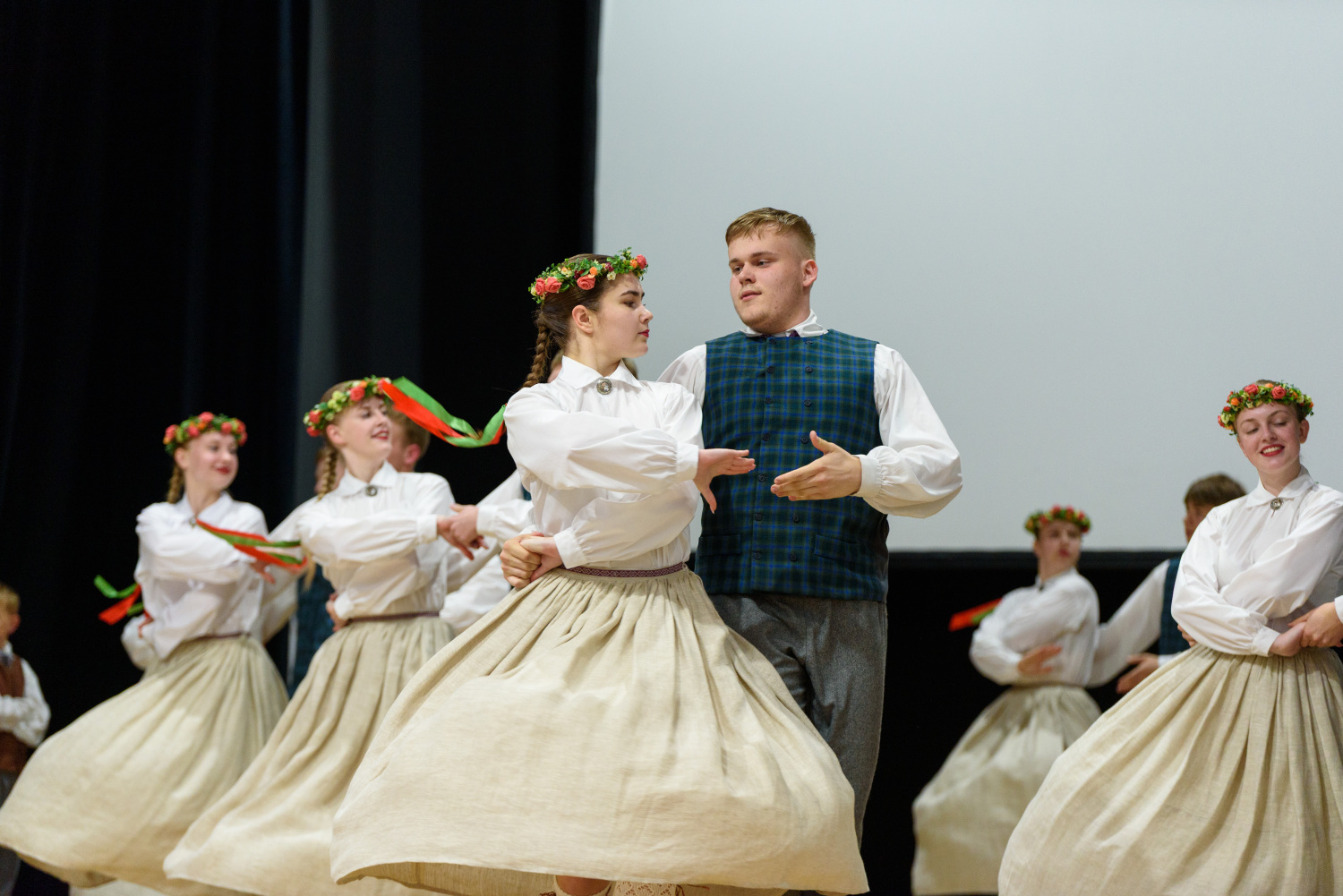 XIII Latvijas Skolu jaunatnes dziesmu un deju svētku ieskaņas koncerts “Dziesmā un dejā savīties”