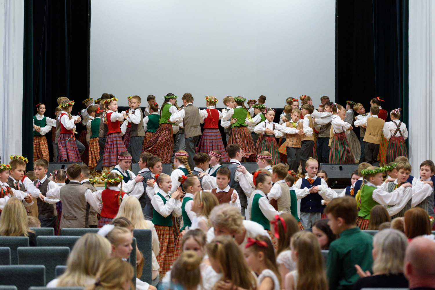 XIII Latvijas Skolu jaunatnes dziesmu un deju svētku ieskaņas koncerts “Dziesmā un dejā savīties”