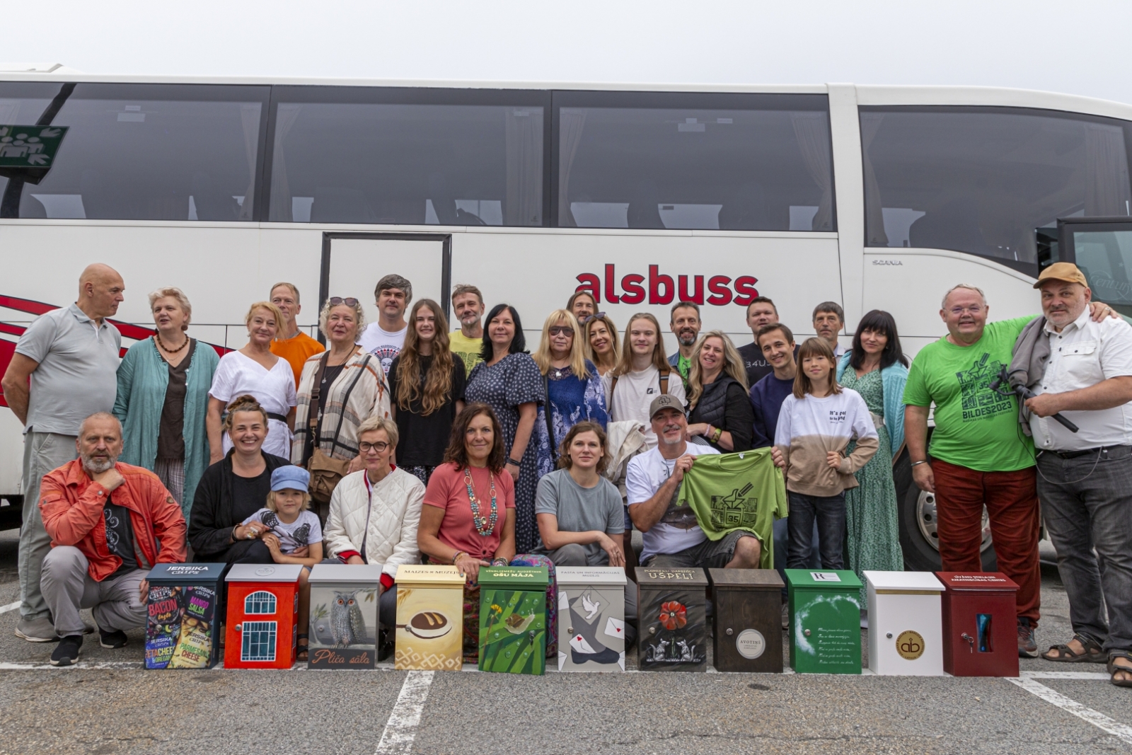 Mūzikas un mākslas festivāla “BILDES” dalībnieki dāvinājuši personalizētas pastkastītes Latgales uzņēmumiem un kultūras norišu vietām