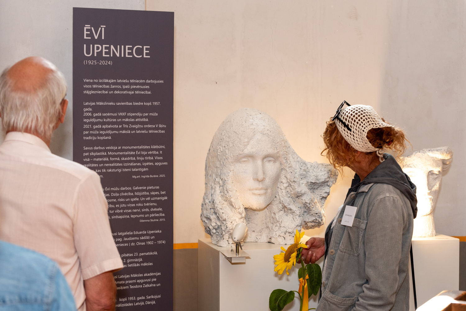 "Ielūdz Ēvī Upeniece" - satikšanās mirklis tēlnieces 100. dzimšanas dienā viņas iekārtotajā ekspozīcijā (pilsētas svētku 1. diena)