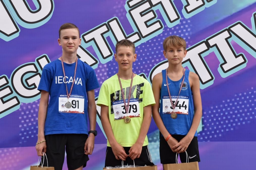 Jauno vieglatlētu starti Bērnu vieglatlētikas festivālā Jelgavā