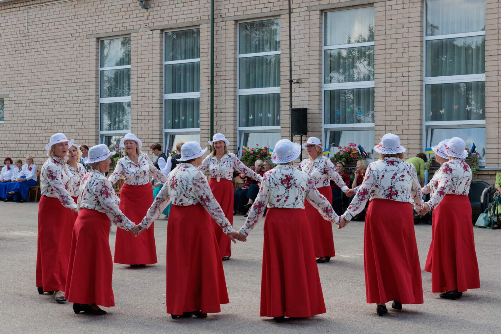 Koncerts Rožkalnu Kultūras namā "Ar saulainu smaidu deju virpulī"