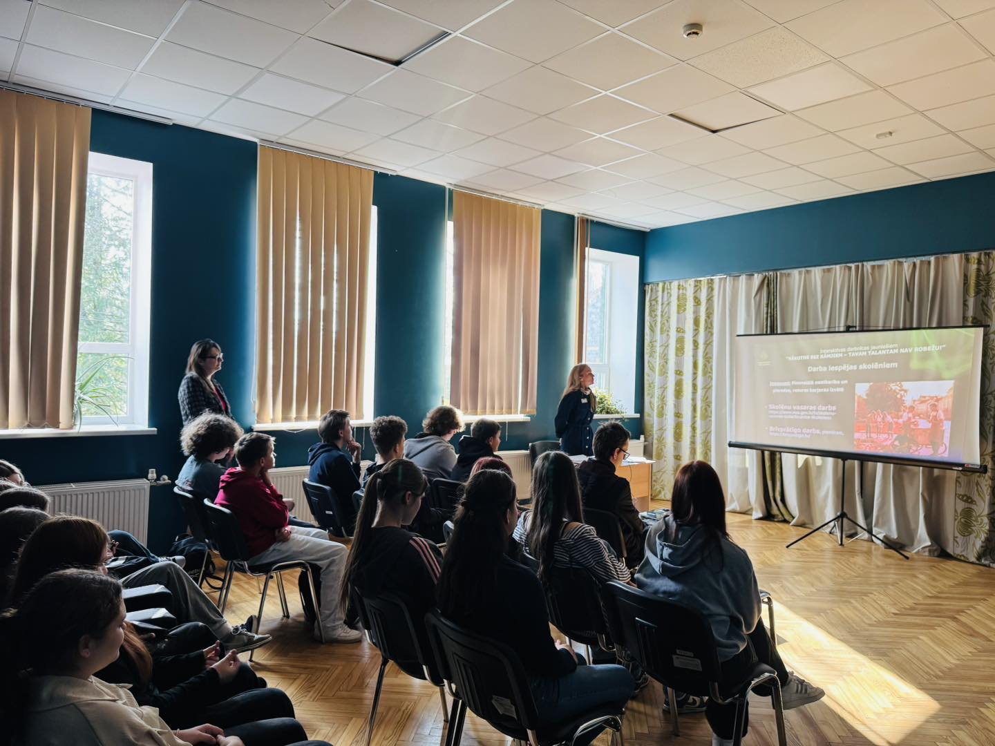 Riebiņu MJIC "Pakāpieni" notika interaktīva darbnīca "Nākotne bez rāmjiem - Tavam talantam nav robežu!"