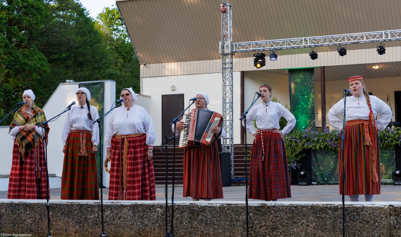 Vasaras sezonas atklāšana Riebiņu parka estrādē