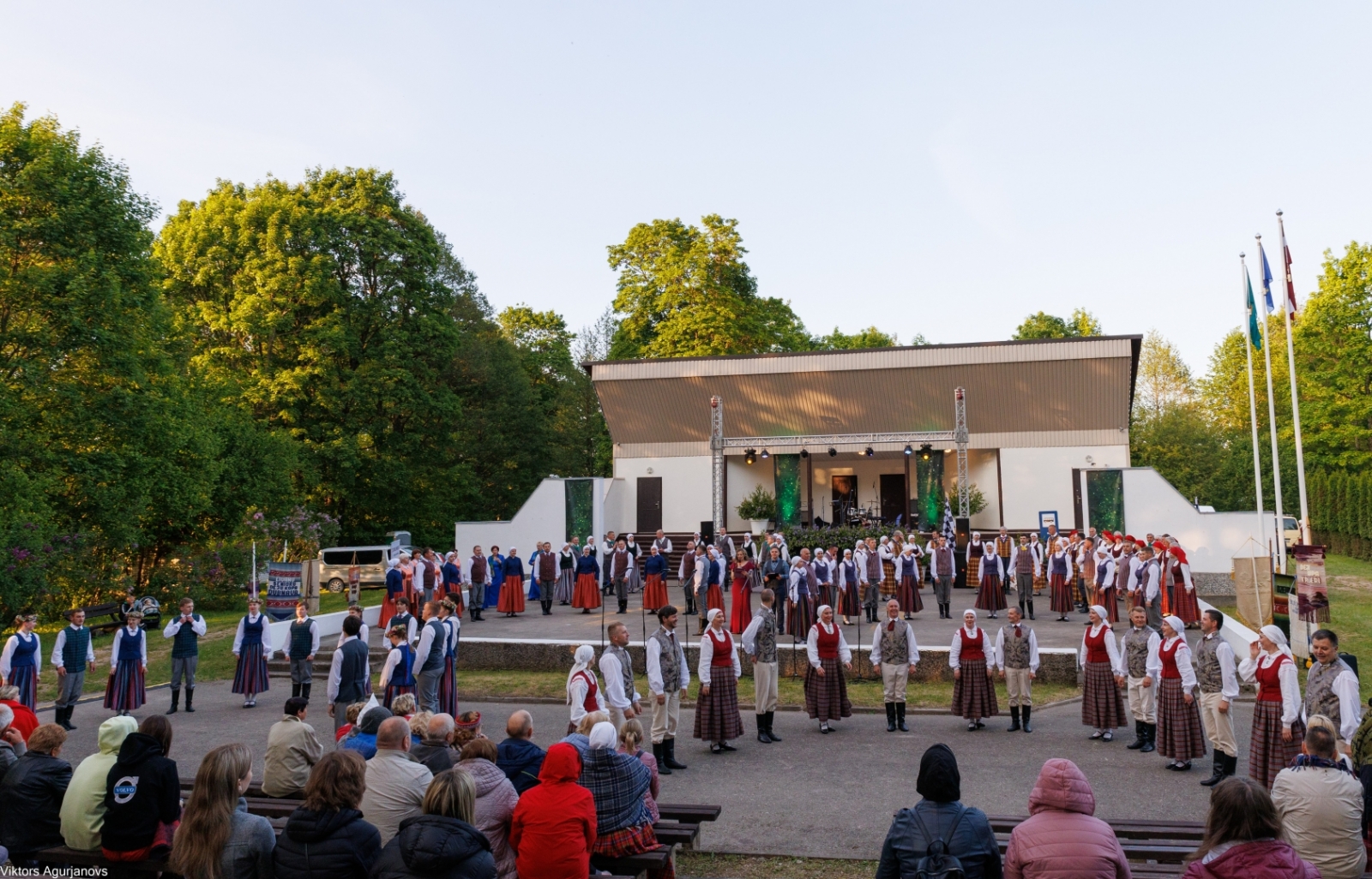 Vasaras sezonas atklāšana Riebiņu parka estrādē