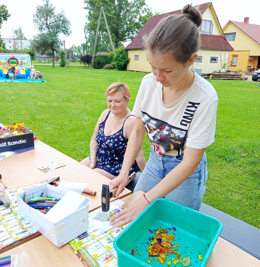 Galēnos īstenots mazo grantu projektu konkursa "Iedzīvotāji veido savu vidi 2025" projekts ""Vasals Gaļānūs!" Vides dizaina uzlabošana Galēnu parkā”