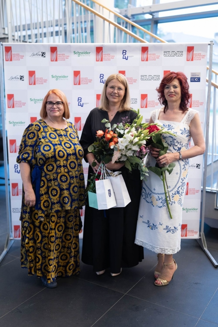 Pašvaldības Attīstības, investīciju un inženiertehniskās daļas vadītāja Iveta Piziča ieguvusi apbalvojumu par apjomīgu ieguldījumu būvniecības veicināšanā