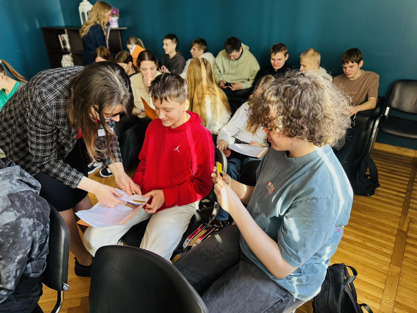 Riebiņu MJIC "Pakāpieni" notika interaktīva darbnīca "Nākotne bez rāmjiem - Tavam talantam nav robežu!"