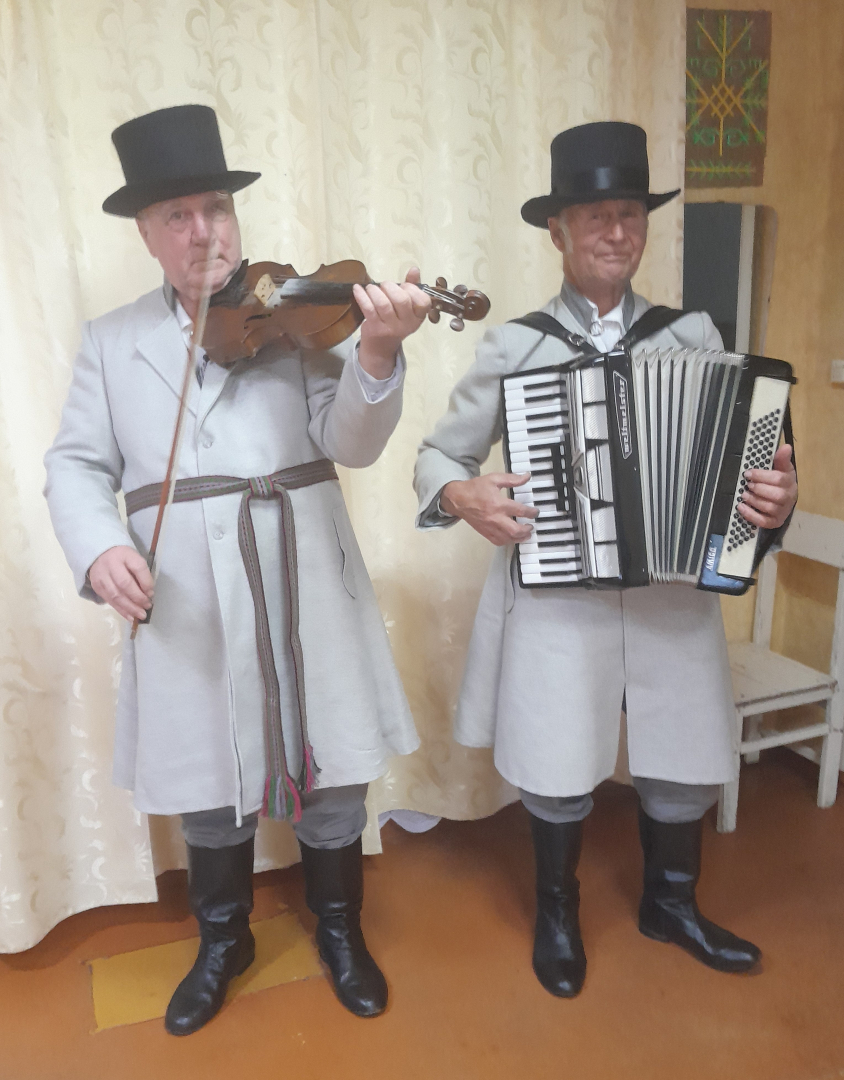 Biedrība “Vārkavas novada pensionāri”  ir realizējusi ELFLA Līderu projektu “Tautas tērpu iegāde folkloras kopai “Dzeipurs”