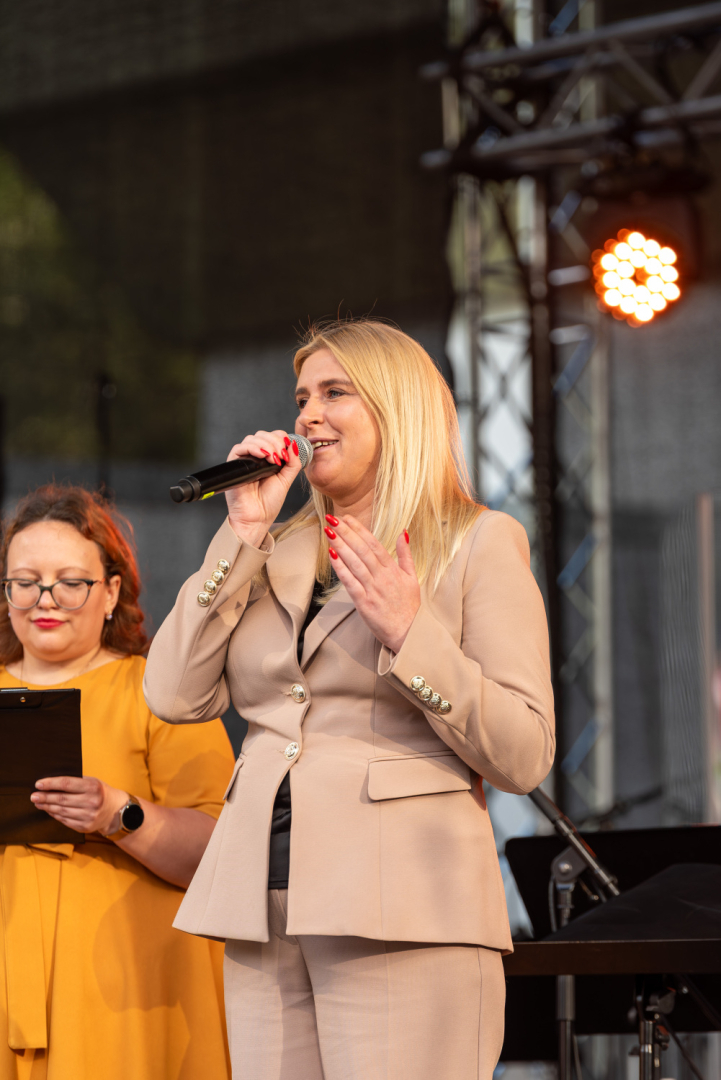 Svētku uzrunas un XIII Latvijas Skolu jaunatnes dziesmu un deju svētku kolektīvu sveikšana