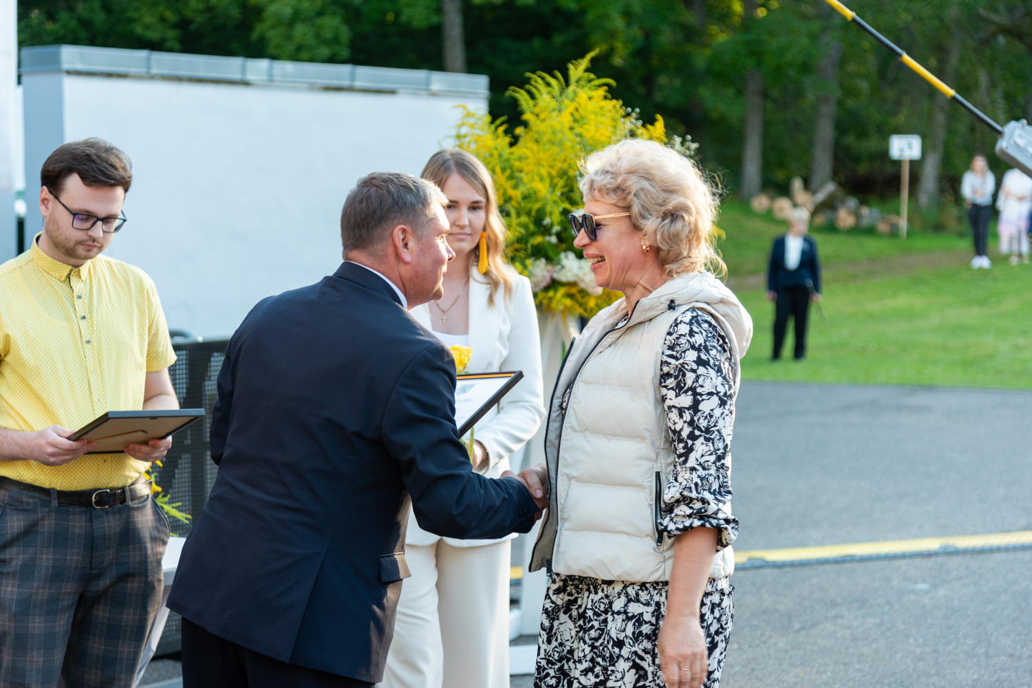 Svētku uzrunas un XIII Latvijas Skolu jaunatnes dziesmu un deju svētku kolektīvu sveikšana
