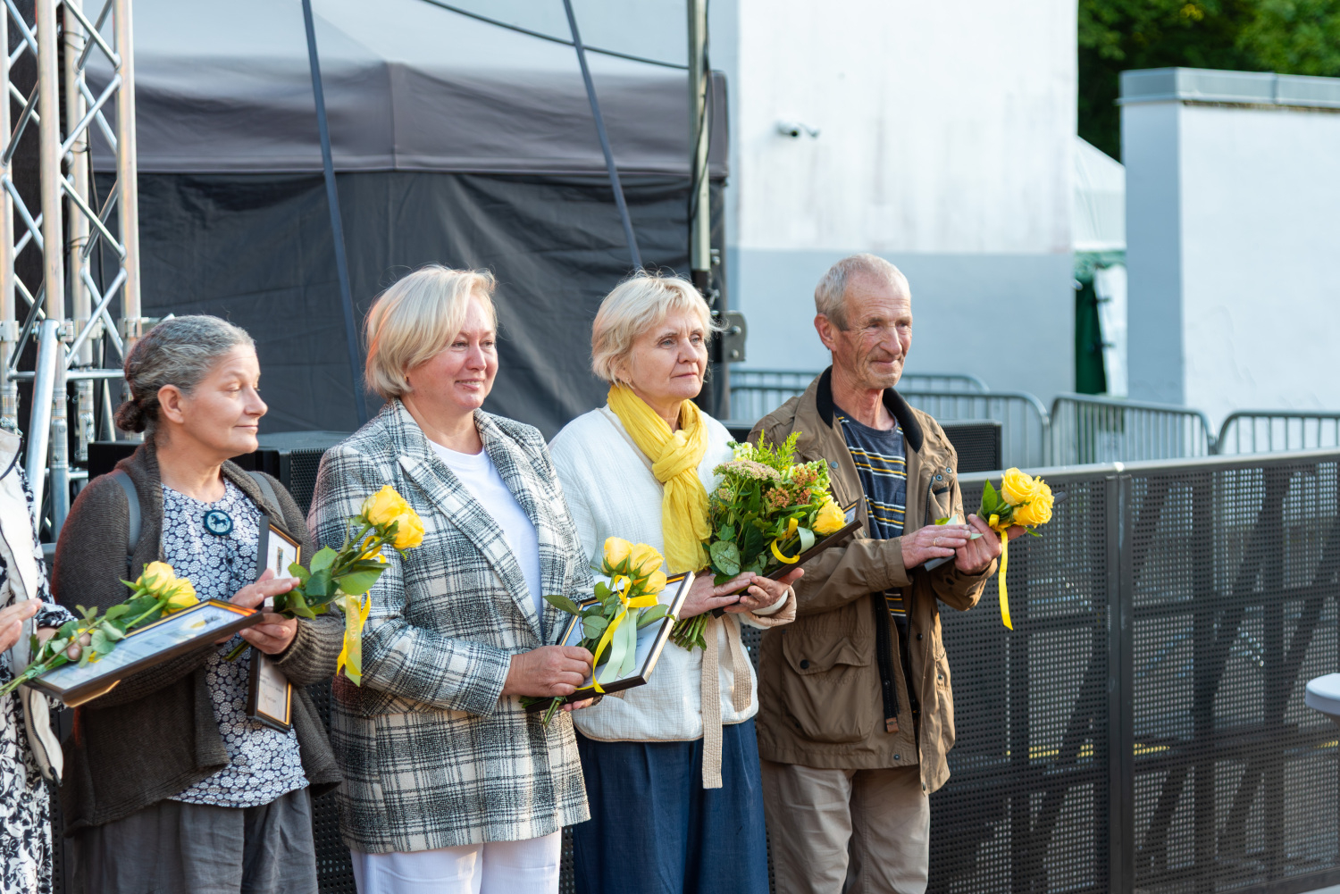 Svētku uzrunas un XIII Latvijas Skolu jaunatnes dziesmu un deju svētku kolektīvu sveikšana