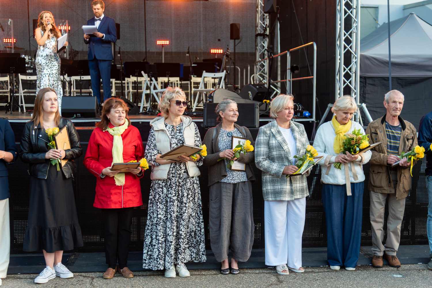 Svētku uzrunas un XIII Latvijas Skolu jaunatnes dziesmu un deju svētku kolektīvu sveikšana