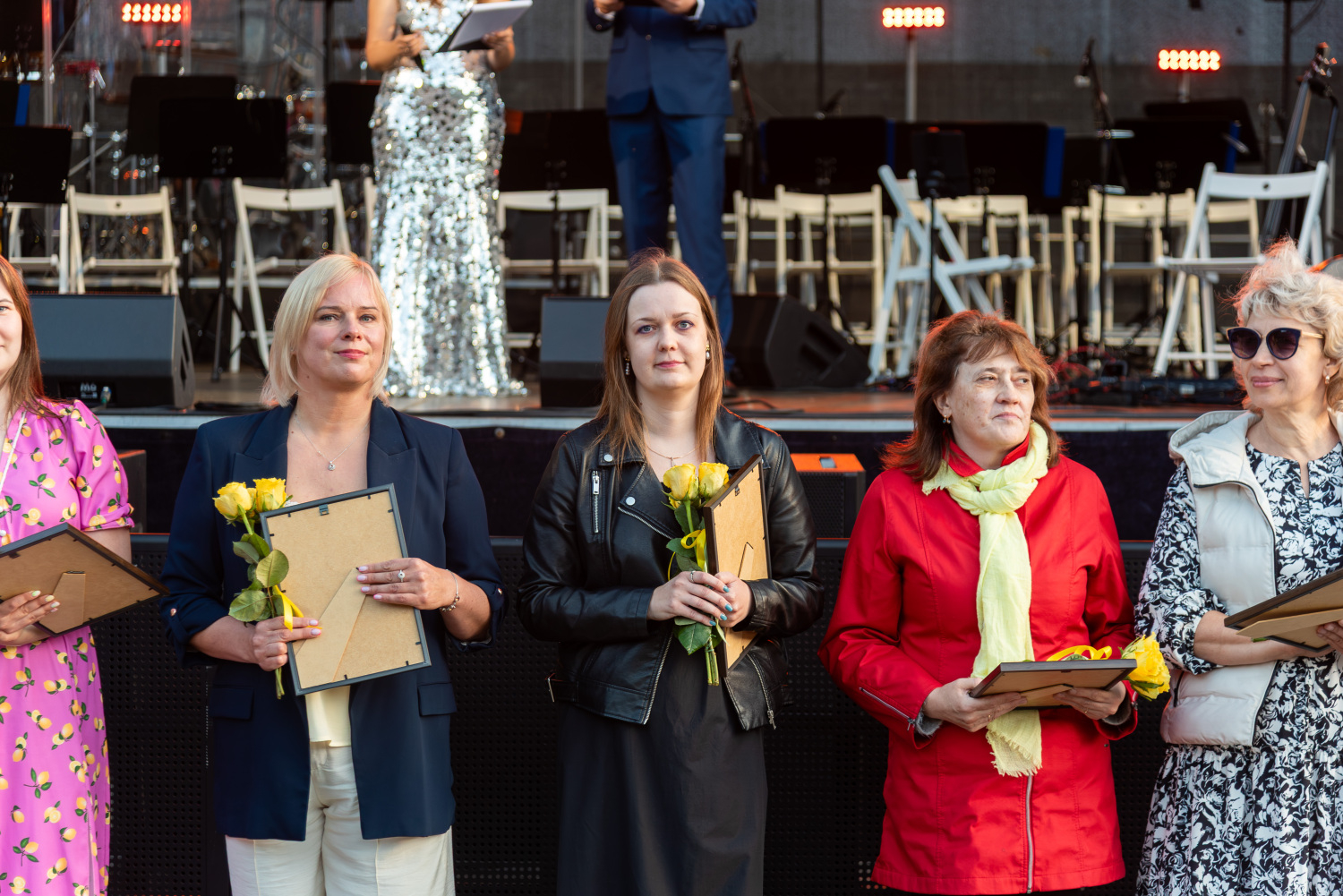 Svētku uzrunas un XIII Latvijas Skolu jaunatnes dziesmu un deju svētku kolektīvu sveikšana