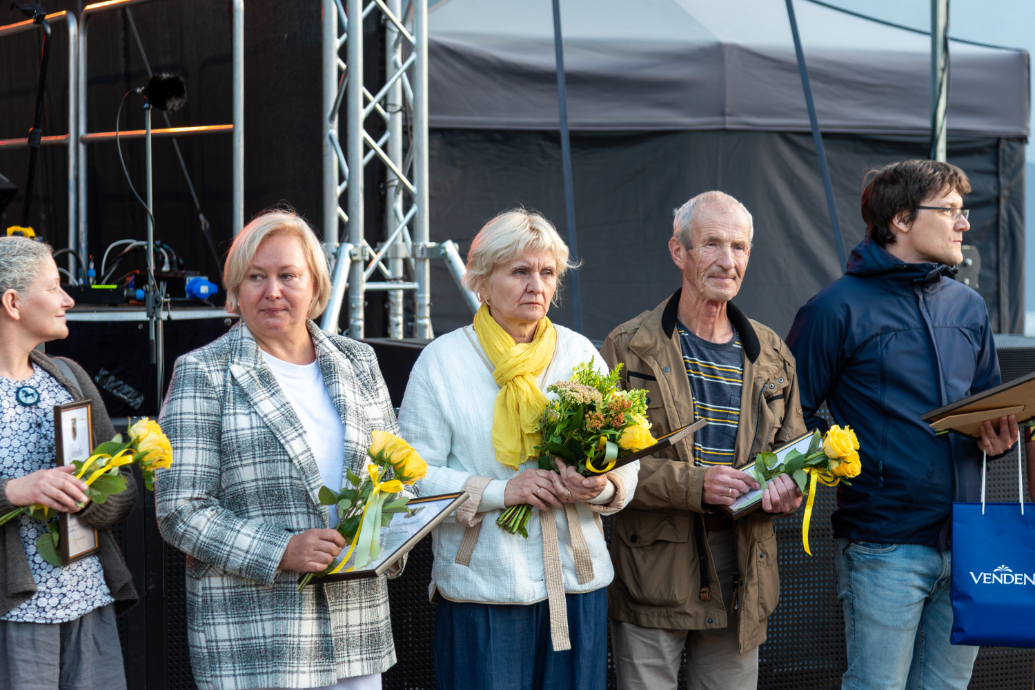 Svētku uzrunas un XIII Latvijas Skolu jaunatnes dziesmu un deju svētku kolektīvu sveikšana
