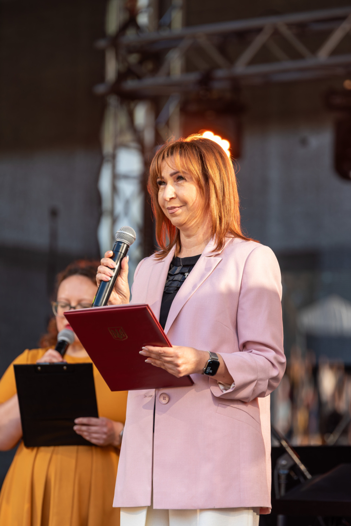 Svētku uzrunas un XIII Latvijas Skolu jaunatnes dziesmu un deju svētku kolektīvu sveikšana