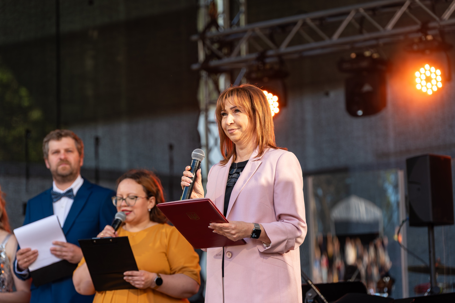 Svētku uzrunas un XIII Latvijas Skolu jaunatnes dziesmu un deju svētku kolektīvu sveikšana