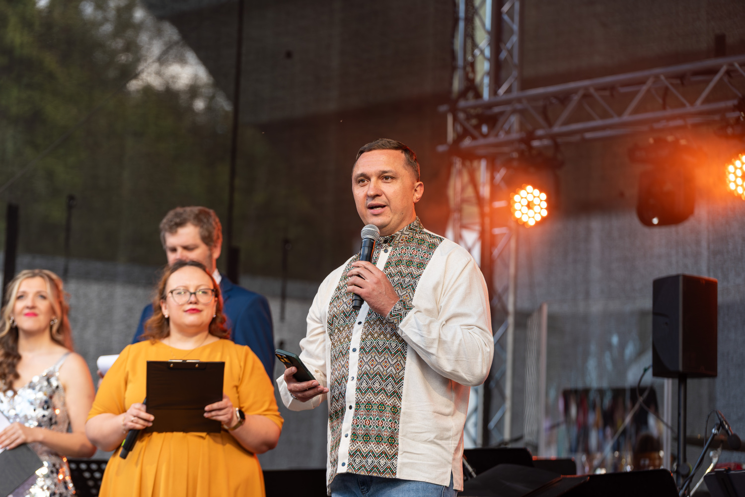 Svētku uzrunas un XIII Latvijas Skolu jaunatnes dziesmu un deju svētku kolektīvu sveikšana