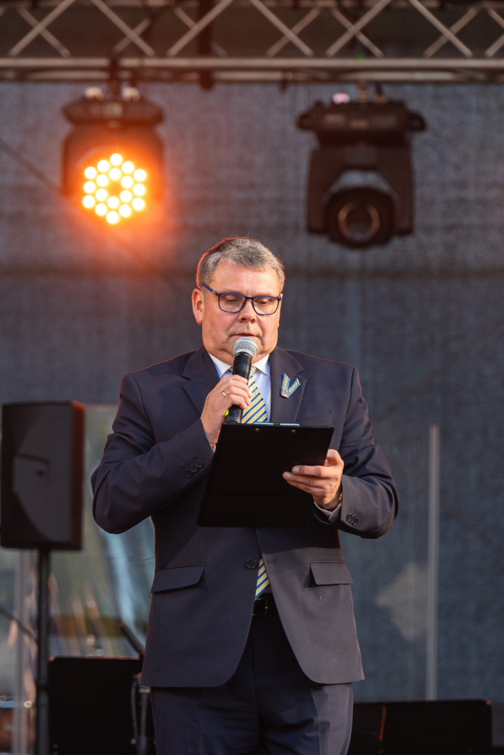 Svētku uzrunas un XIII Latvijas Skolu jaunatnes dziesmu un deju svētku kolektīvu sveikšana