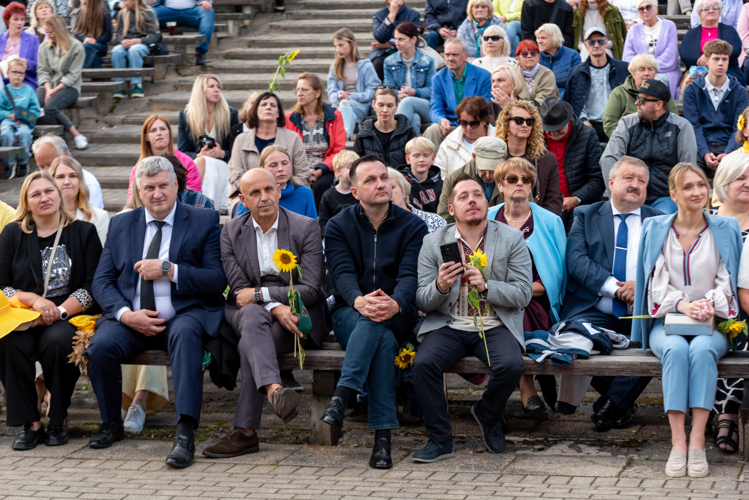Svētku uzrunas un XIII Latvijas Skolu jaunatnes dziesmu un deju svētku kolektīvu sveikšana