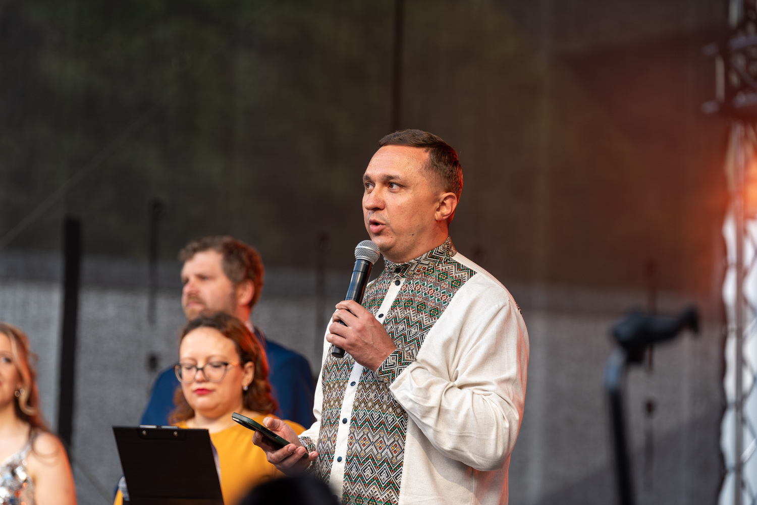 Svētku uzrunas un XIII Latvijas Skolu jaunatnes dziesmu un deju svētku kolektīvu sveikšana
